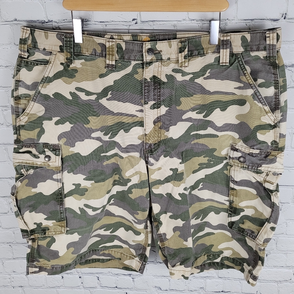CARHARTT | relaxed fit cargo pocket camouflage shorts